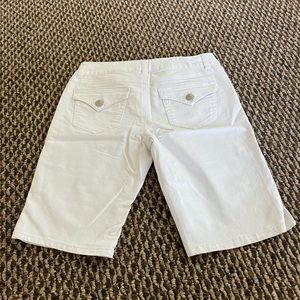 D Jeans women’s shirts size 4 color white new without tags